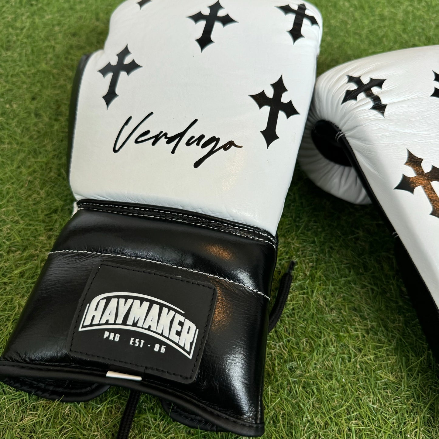 HM CRUCIFIX WHITE & BLACK | PRO ELITE GLOVES 100% LEATHER